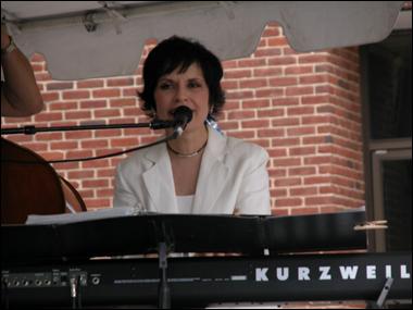 6.jpg - Diane @ the Franklin Jazz Festival